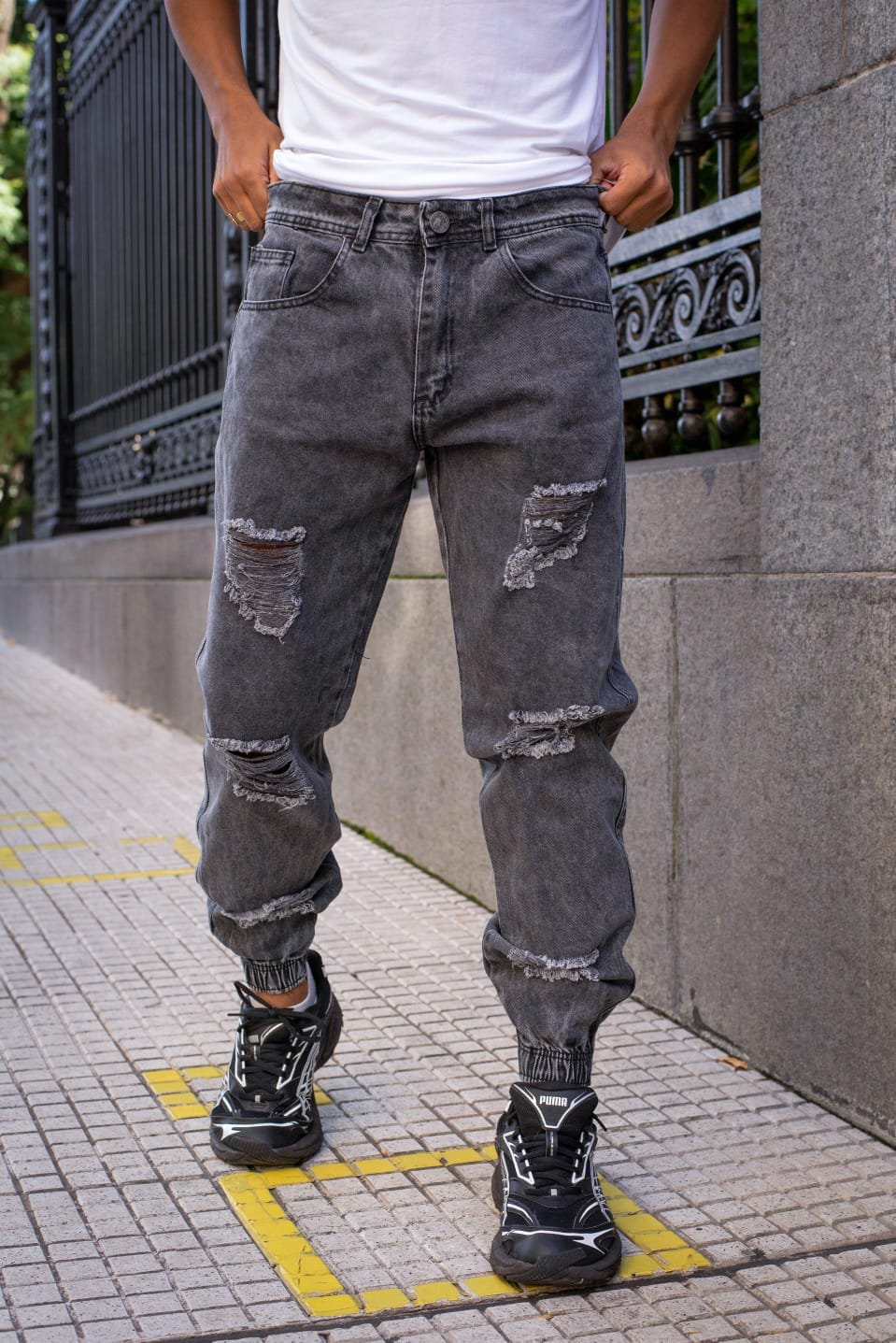 DOOMED JOGGER MOM GRIS CON ROTURAS RIGIDO TALLES 38 AL 48 CRUZO
