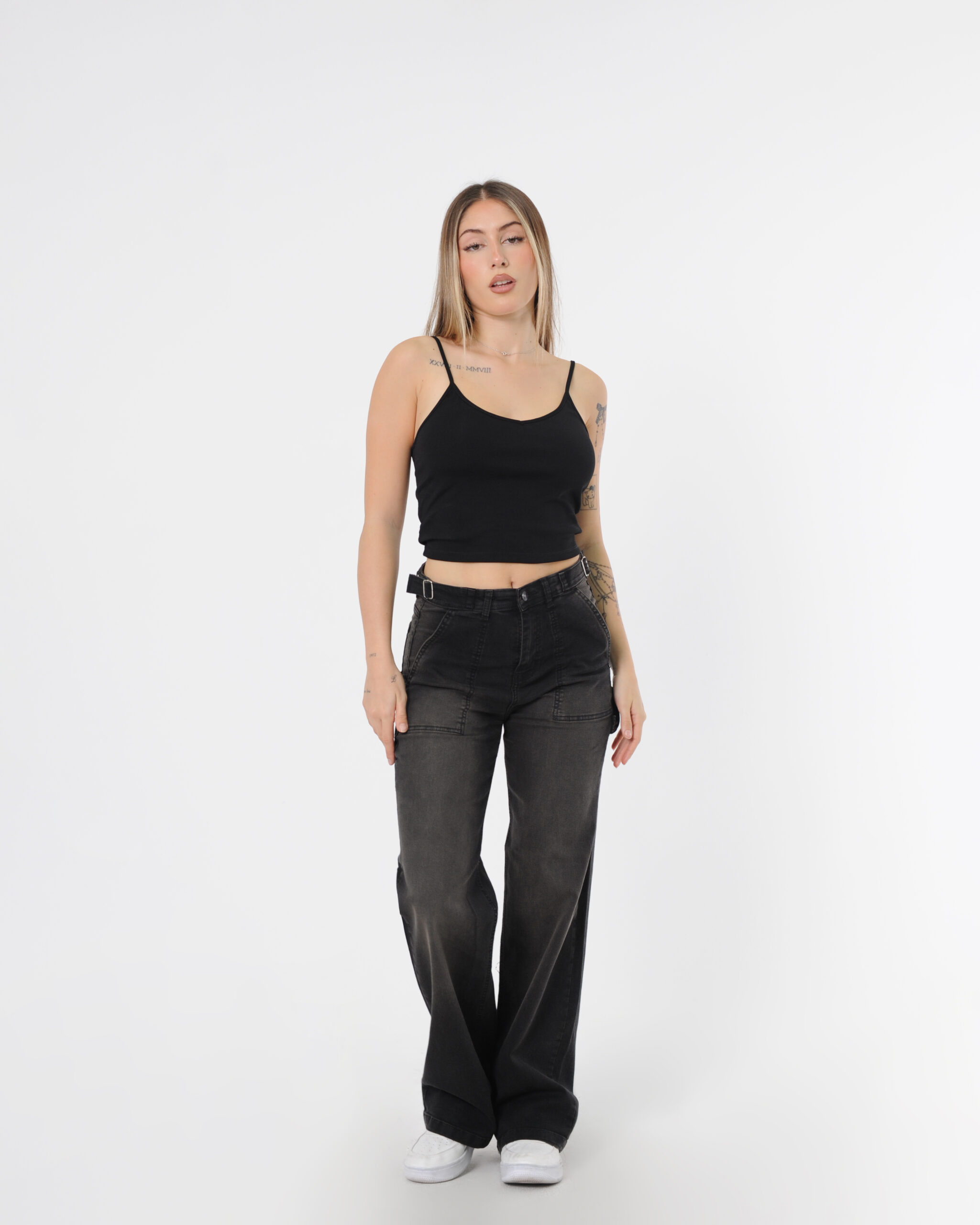 JEAN STRAIGHT LEG RHODES NEGRO MATIZADO TIRO ALTO CON HEBILLAS AJUSTABLES  TALLES 36 AL 60 SONNE