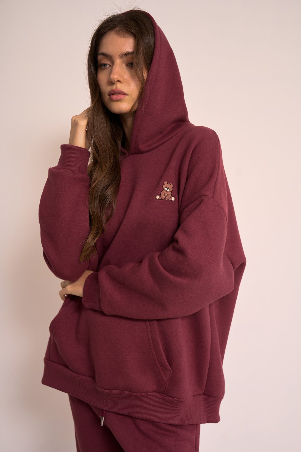 TEDDY BUZO DE FRISA CON CAPUCHA Y DETALLE DE BORDADO UNICO M-L