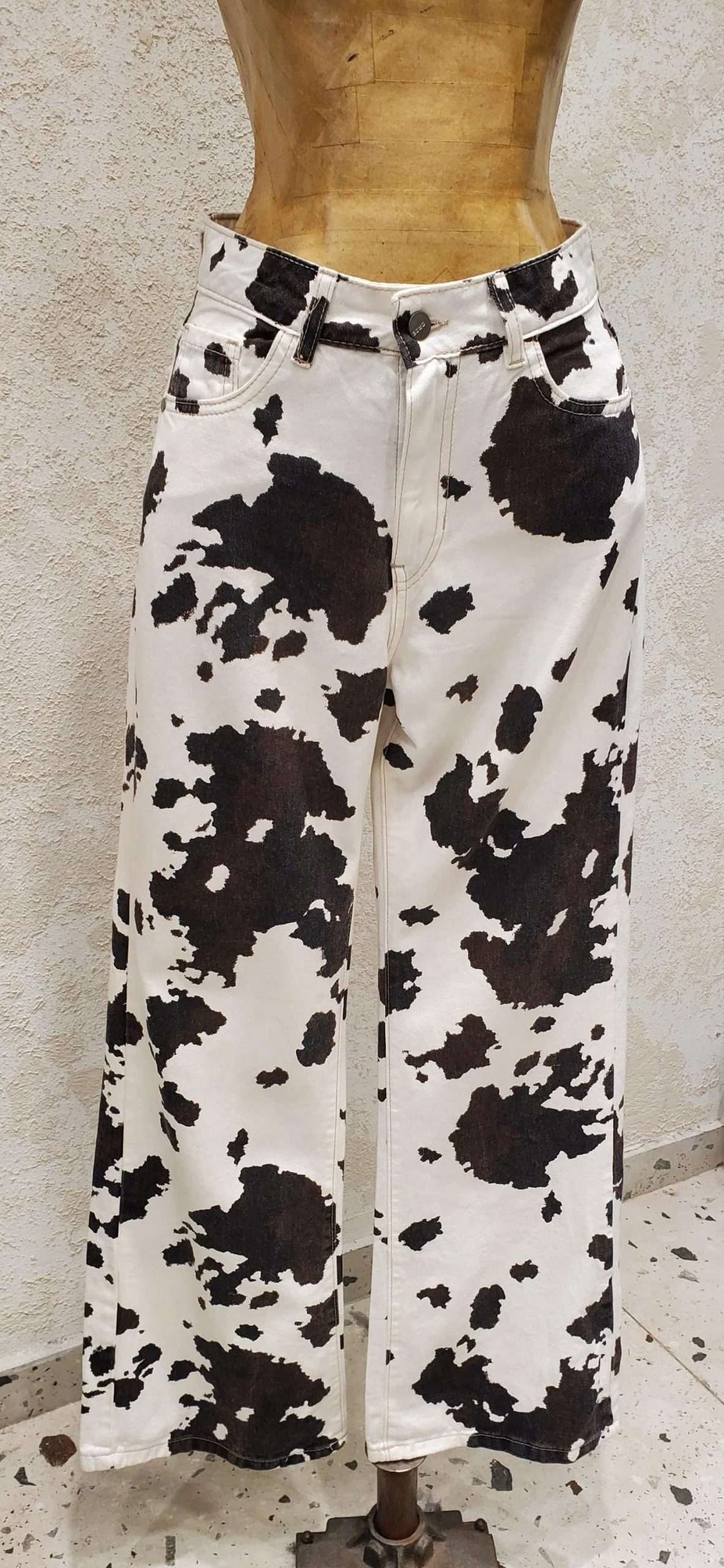 CRISA COW 40 - JEAN WIDE LEG ESTAMPADO DE VACA BLANCO Y NEGRO RIGIDO TIRO MEDIO TALLES 36 AL 44 DAZE