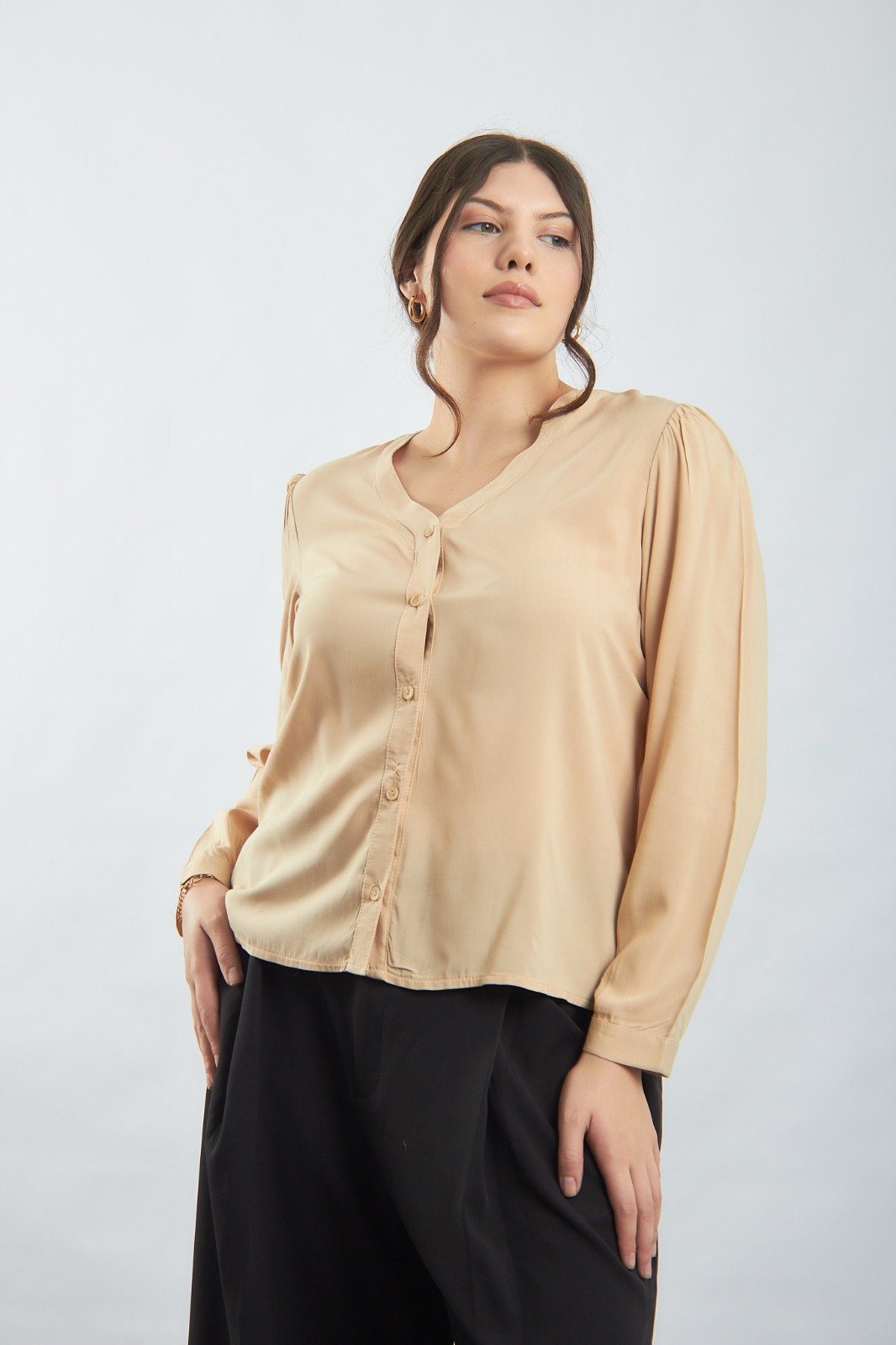 40815 - CAMISA CON ESCOTE EN V VARIOS COLORES  TALLES DEL L-XXL