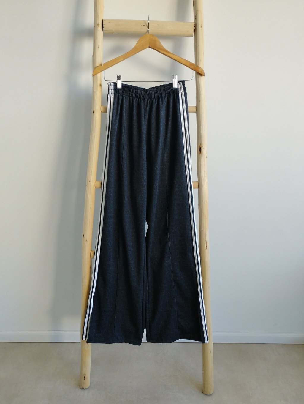 BOSTON PANTALON DE JEANS CON BOLSILLOS Y LINEAS LATERALES TALLES M AL L