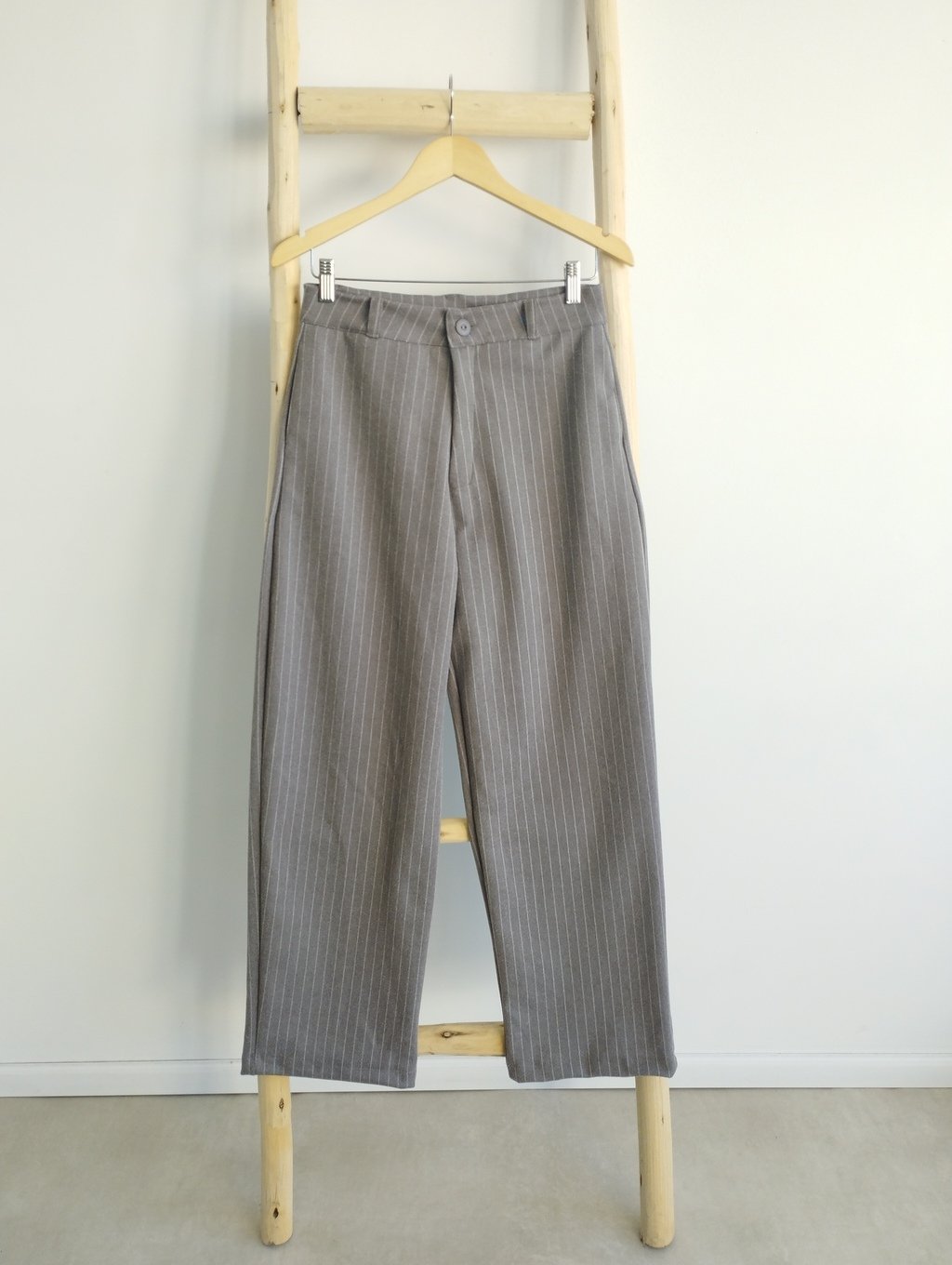 LISBOA PANTALON DE PAÑO RAYADO CON PINZA  TALLES S AL L