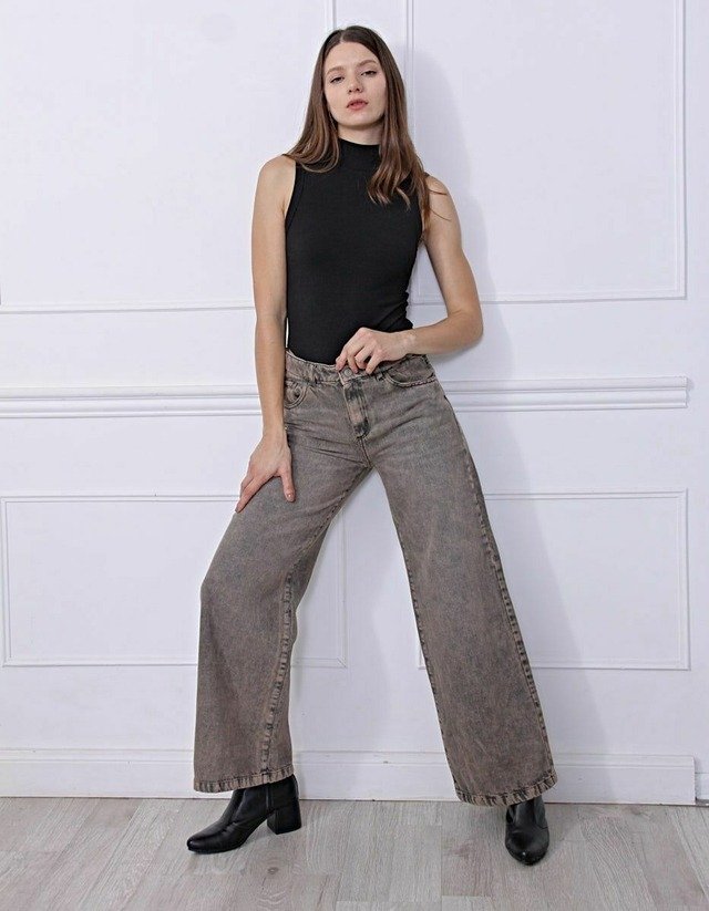 TRONADOR WIDE LEG RIGIDO TIRO MEDIO MARRON TALLES 36 AL 46 STRIVEN