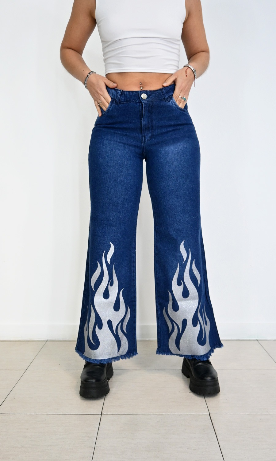 BRISA PALAZO  AZUL LOCALIZADO CON DISEÑO DE FLAMA BRILLOSA ESTAMPADA TIRO MEDIO RÍGIDO TOPAZZIO 36-46