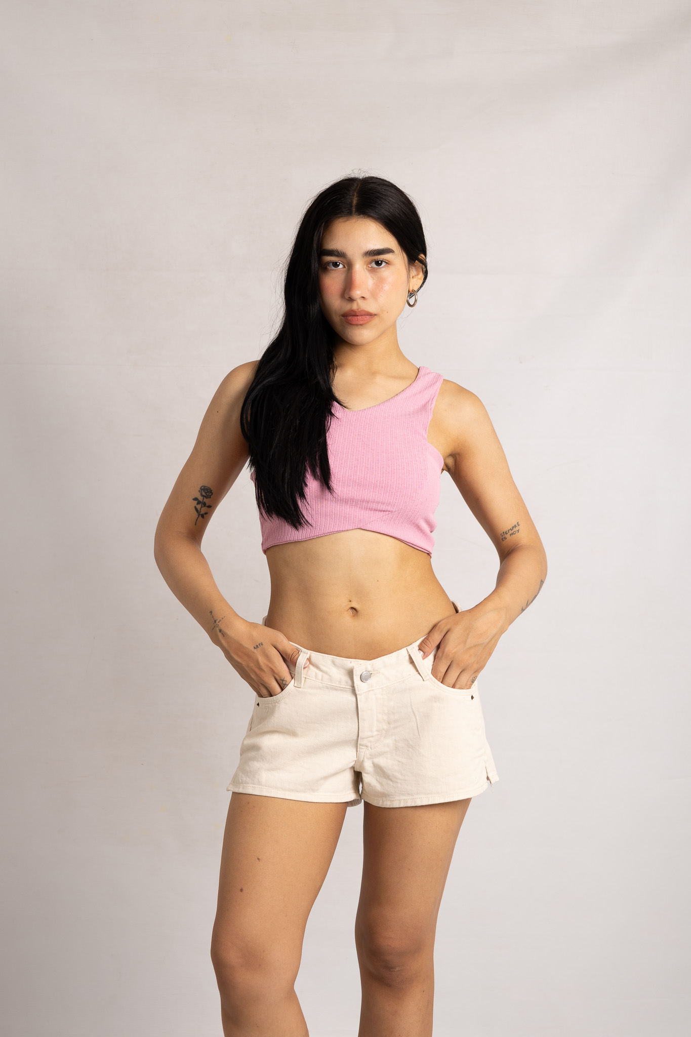 SH-126 | SHORT BEIGE CON ABERTURA TALLES DEL 36 AL 42 VERSUS