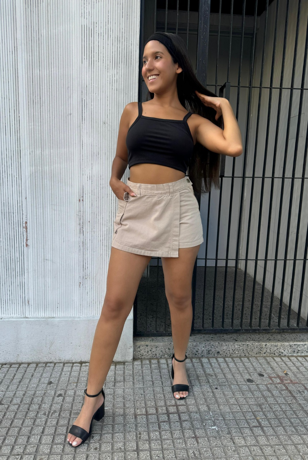 JADE | SKORT BEIGE CON BOLSILLO LATERAL  RIGIDO TIRO MEDIO TALLES DEL 36 AL 46 ANA CLARA