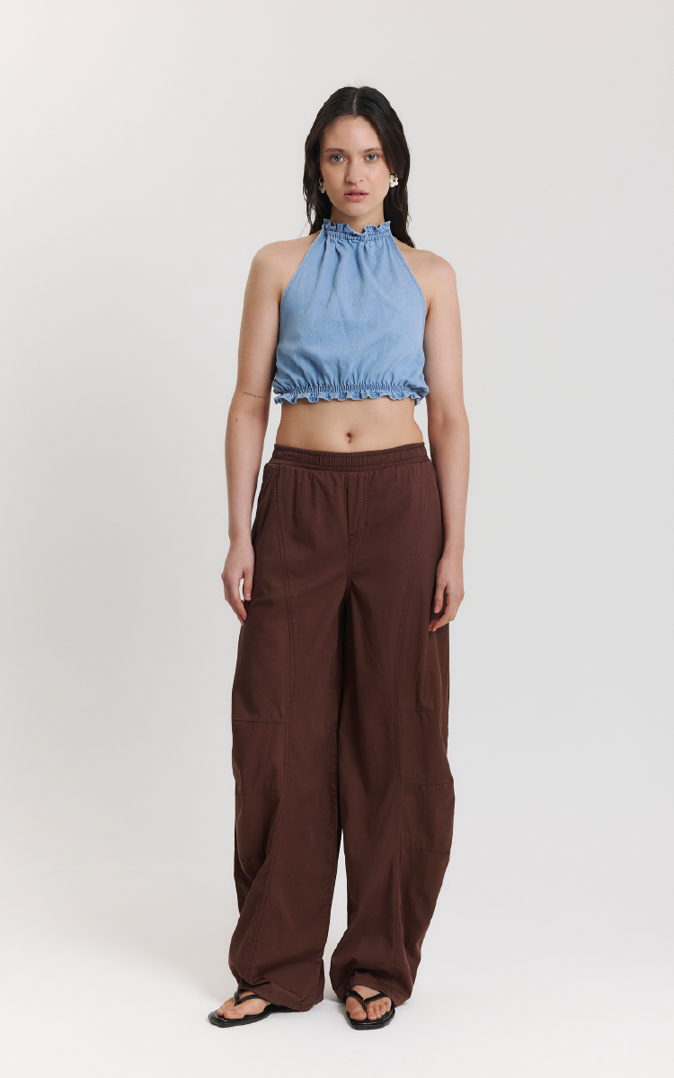 1915 | PANTALON BARREL TIPO BALLOON DE GABARDINA CON BOLSILLOS LATERALES RIGIDO TIRO MEDIO TALLES DEL S AL XL INQUIETA