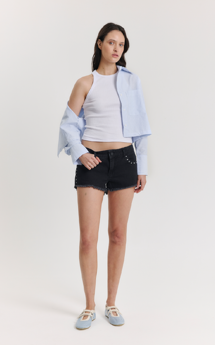 0385 | SHORT NEGRO RIGIDO CON TACHAS TIRO BAJO TALLES DEL 34 AL 42 INQUIETA