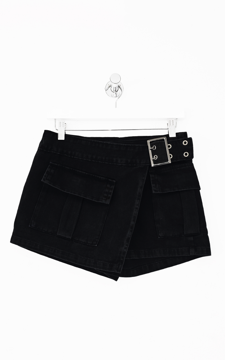 0367 | SKORT CARGO GABARDINA NEGRO RIGIDO C/HEBILLAS TIRO MEDIO TALLES DEL 36 AL 46 INQUIETA