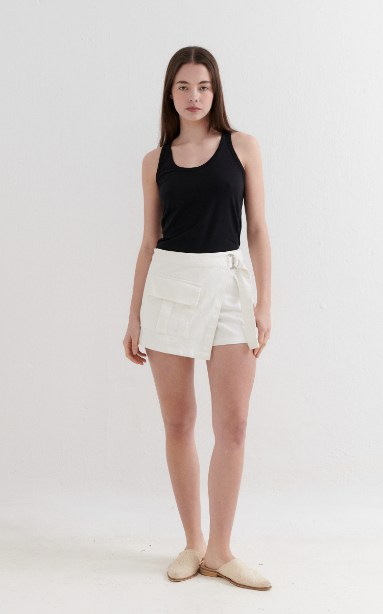 0381 | SKORT CARGO BLANCO DE GABARDINA RIGIDO TIRO ALTO TALLES DEL 36 AL 42 INQUIETA