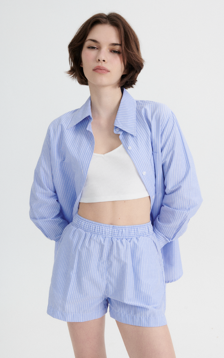 0395 | SHORT POPLIN CELESTE RIGIDO RAYAS MEDIANAS TALLES DEL S AL L INQUIETA