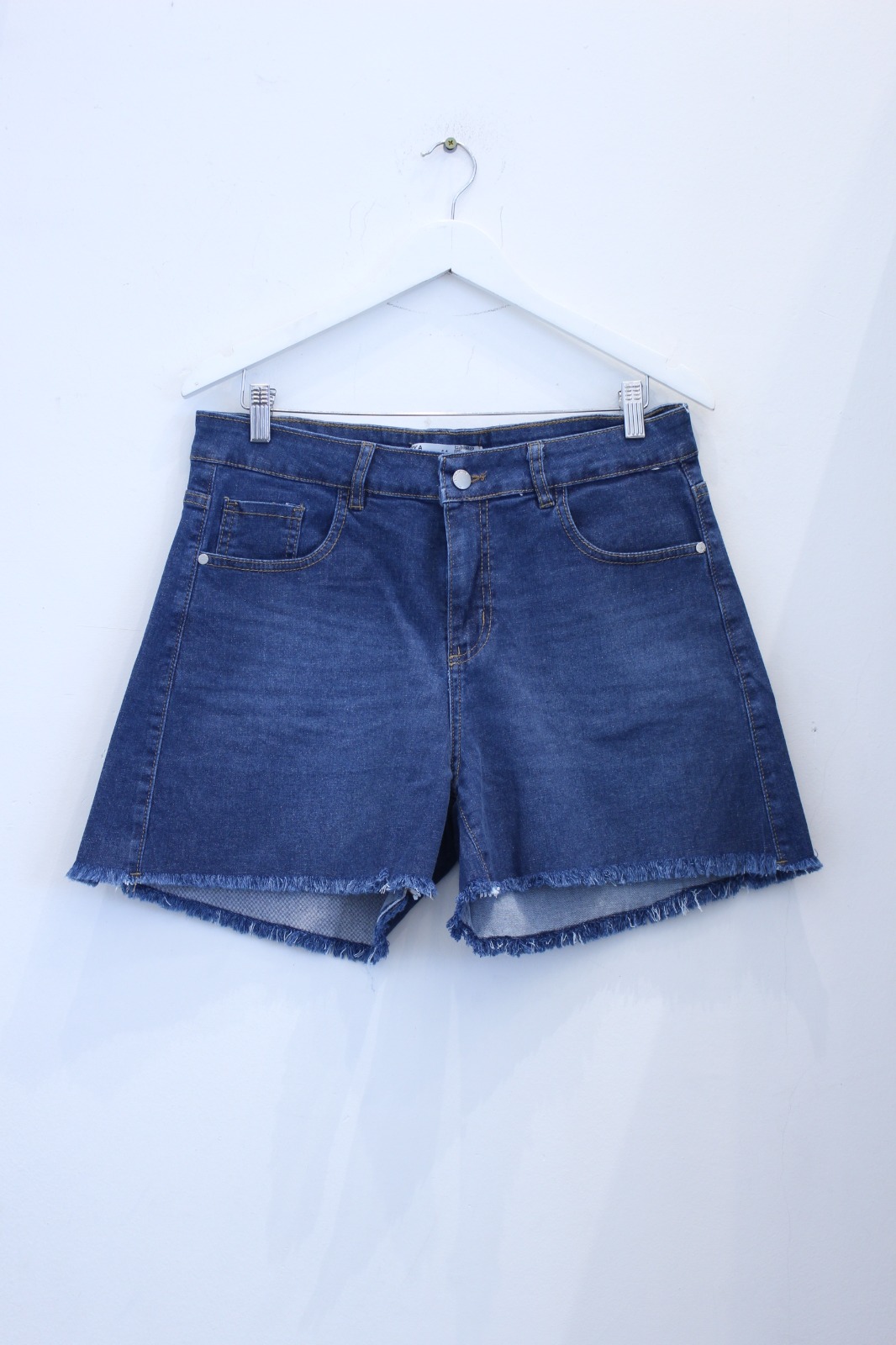 MADRID | SHORT DE JEAN CON BIGOTES DESFLECADO ELASTIZADO TIRO ALTO TALLES 44 AL 54 DEKA
