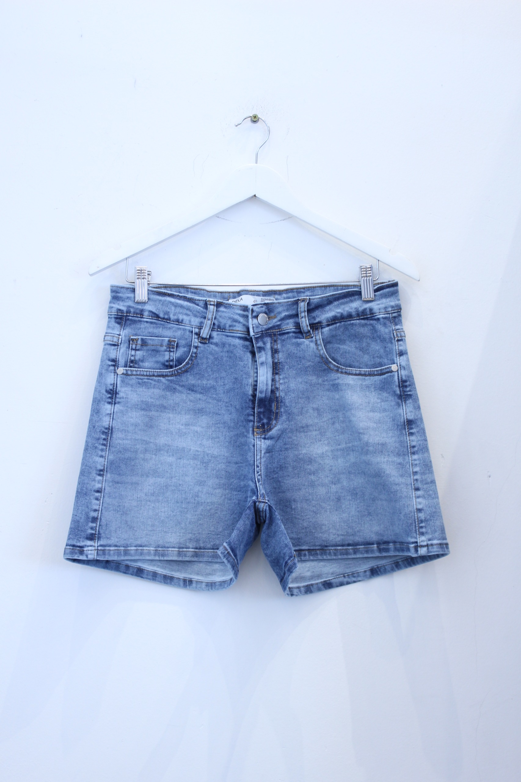 KAYLA | SHORT DE JEAN NEVADO CON BIGOTES ELASTIZADO TIRO ALTO TALLES 44 AL 54 DEKA
