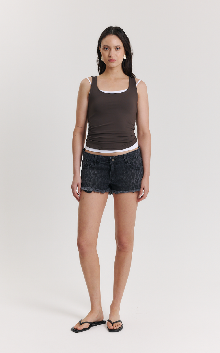 0385 | SHORT NEGRO ANIMAL PRINT RIGIDO RUEDO DEFLECADO TIRO BAJO TALLES 34 AL 42 INQUIETA