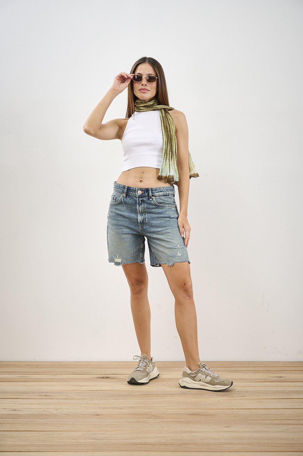 ART. C-78 | SHORT MOM AZUL RIGIDO MATIZADO CON ROTURA TALLES 36 AL 42 CENITHO