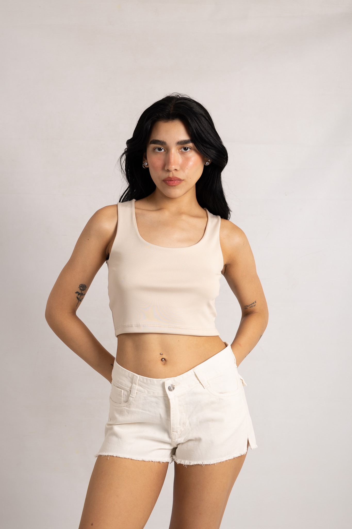 SH-134 | SHORT BEIGE C/ABERTURA Y TAPA ATRAS TALLES DEL 36 AL 44 VERSUS