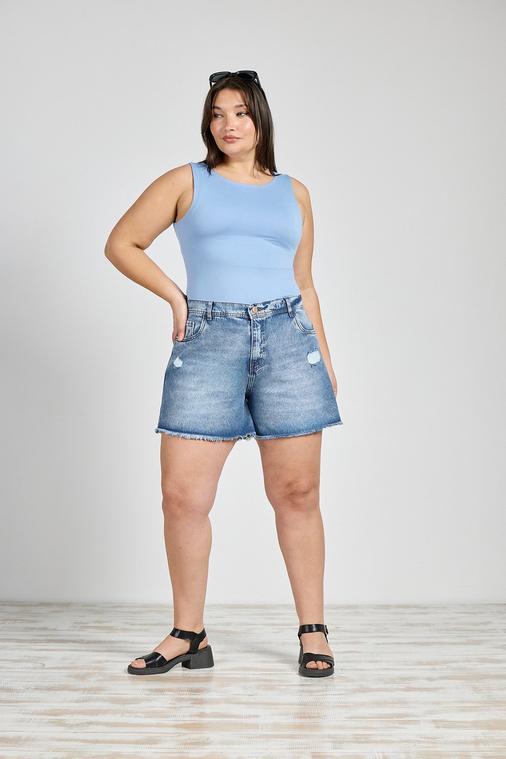 ART. M-541 | SHORT AZUL CON ROTURA RIGIDO DEFLECADO TALLES DEL 46 AL 54 CENITHO