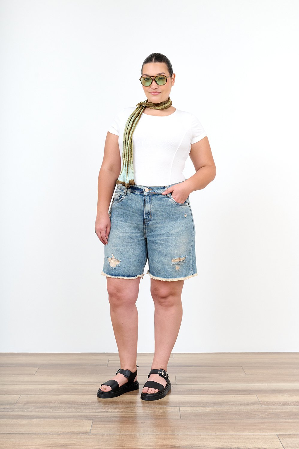 ART. M-562 | SHORT MOM AZUL RIGIDO MATIZADO ROTURAS TALLES DEL 46 AL 54 CENITHO