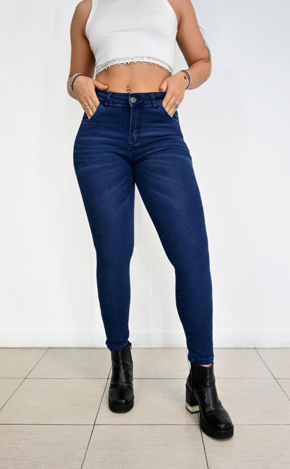 SERENA | SKINNY AZUL ELASTIZADO CON BIGOTES TIRO MEDIO TALLES DEL 38 AL 48 TOPAZZIO