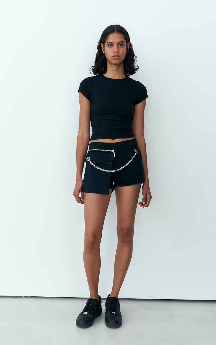 0351 | SHORT NEGRO CIERRE LATERAL MAXI BOLSILLO DESMONTABLE RIGIDO TIRO MEDIO TALLES 36-46 INQUIETA