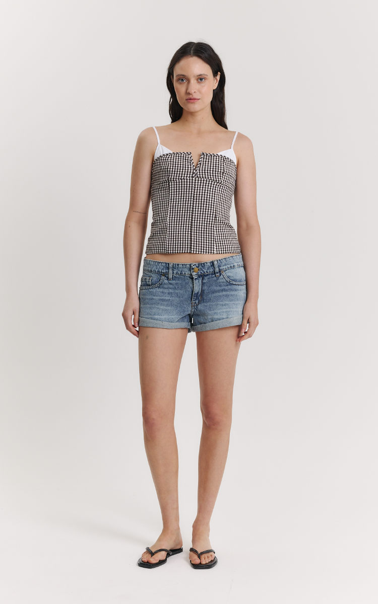 0411 | SHORT DENIM RIGIDO CON RUEDO EN DIAGONAL TIRO BAJO TALLES 34 AL 44 INQUIETA