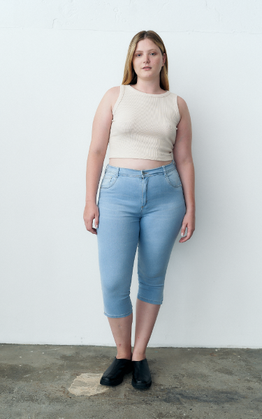 2308 | CAPRI CELESTE TAJO LATERAL PLUS SIZE ELASTIZADO TIRO ALTO TALLES 44-54 INQUIETA