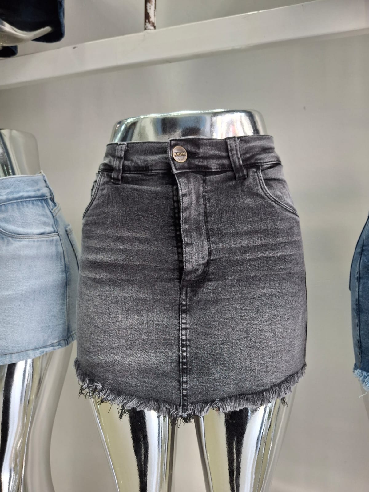 SKORT MADRID KRAVI GRIS ELASTIZADO CON DESFLECADO TIRO ALTO TALLES 34 AL 46 H-REINA