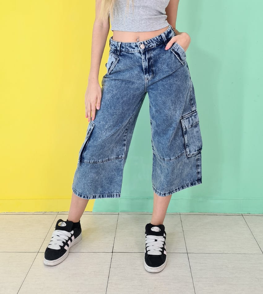 LARISA | BERMUDA DE JEAN CARGO OVERSIZE RIGIDA TIRO MEDIO TALLES 36 AL 48 TOPAZZIO