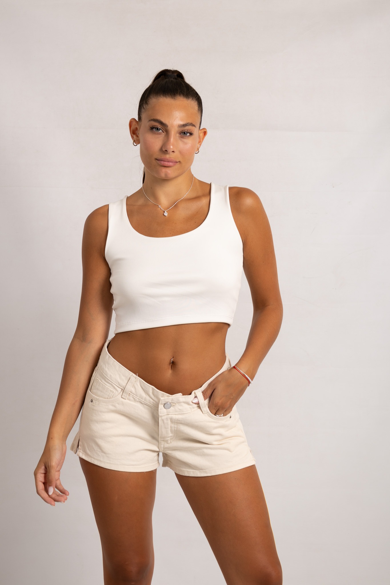 Art. Sh-117 | Short Latte Beige rigido con aberturas tiro bajo talles 36 al 42 andar