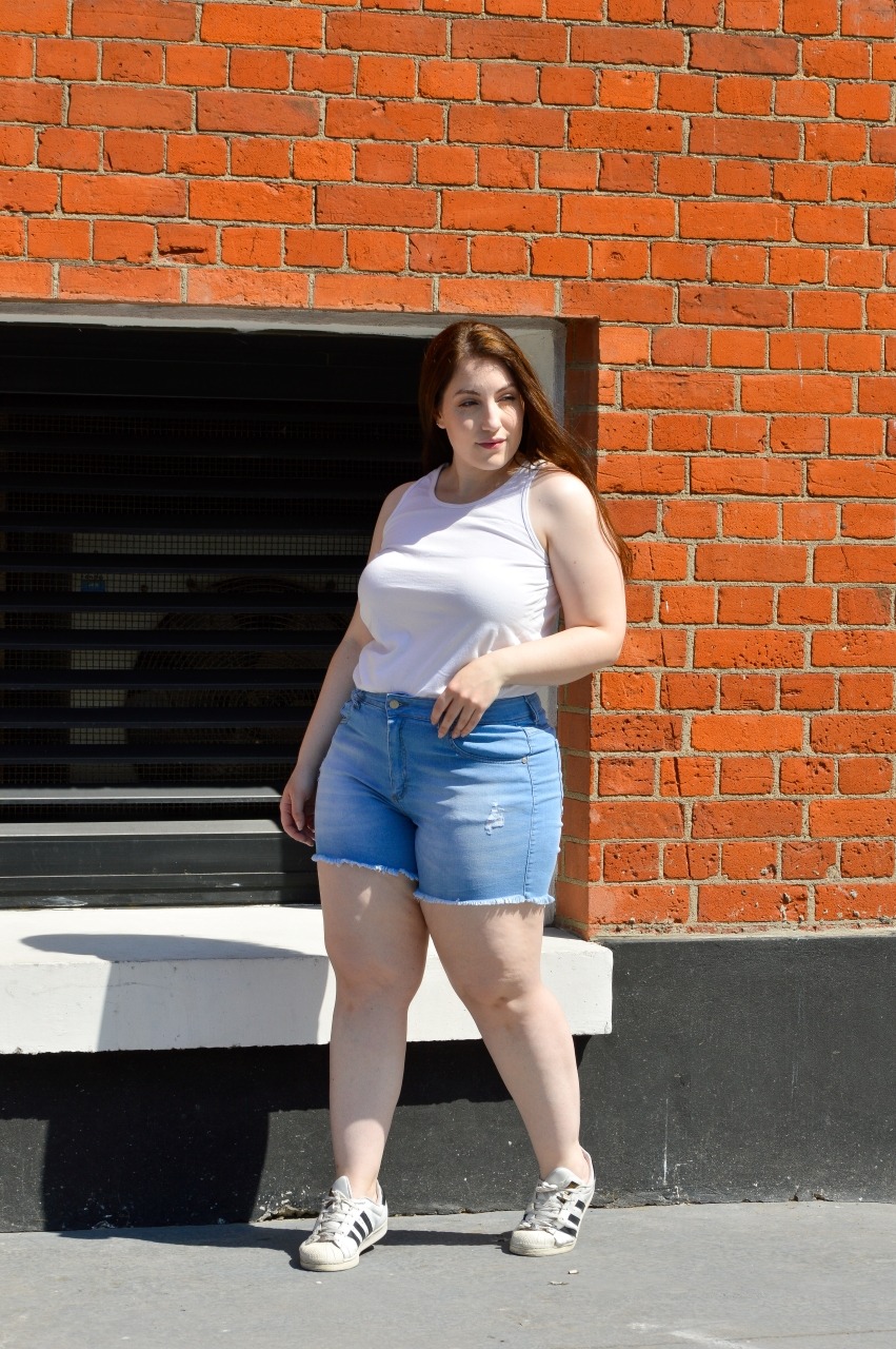 KALE | SHORT CELESTE DESFLECADO CON ROTURAS ELASTIZADO TIRO ALTO TALLES