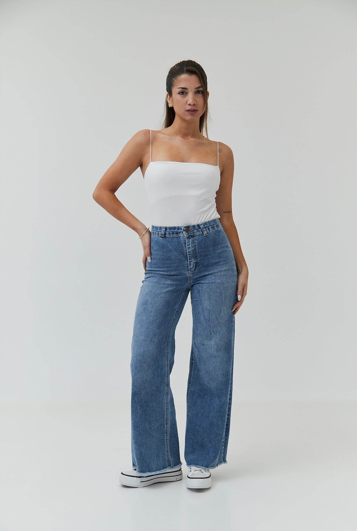 PICIS | WIDE LEG DE JEAN CELESTE CLARO ELASTIZADO DESFLECADO EN BOTA TIRO ALTO TALLES 36 AL 54 TORINE