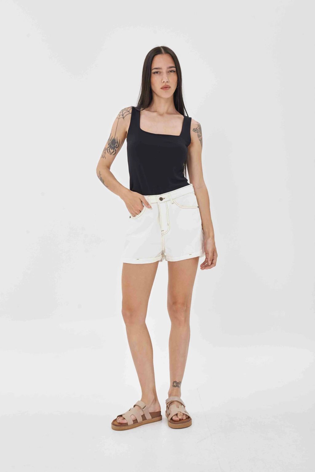 NAILA SHORT COLOR HUESO RUEDO ROLL UP CON HILO CAMEL TIRO ALTO TALLES 36 AL 46 STRIVEN