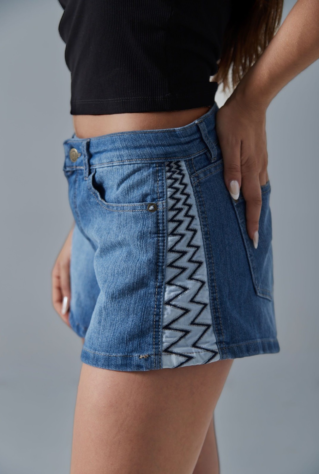 ART NEIGES- SHORT JEAN AZUL C/ BORDADO ZIG ZAG EN LA LATERAL TORINE 38-50