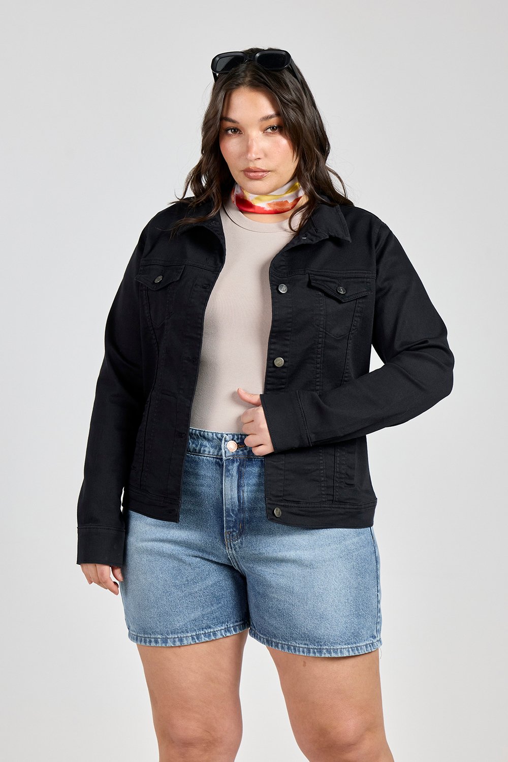 ART. 738 | CAMPERA CLÁSICA NEGRA ELASTIZADA PLUS SIZE CENITHO