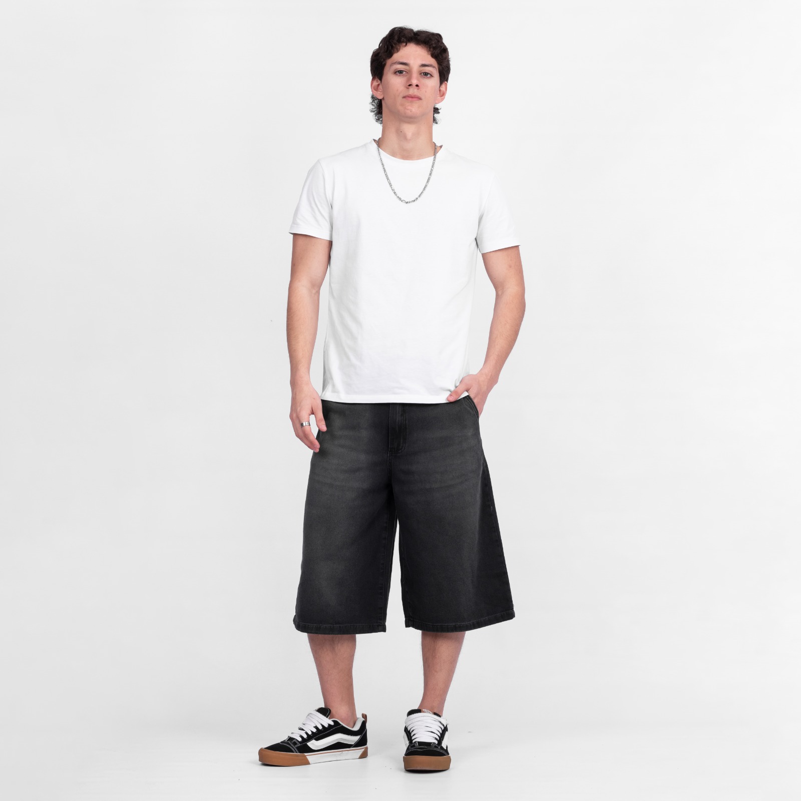 ARLO | BERMUDA SKATER NEGRO DENIM RIGIDO TALLES 36 AL 42 VOLSANO