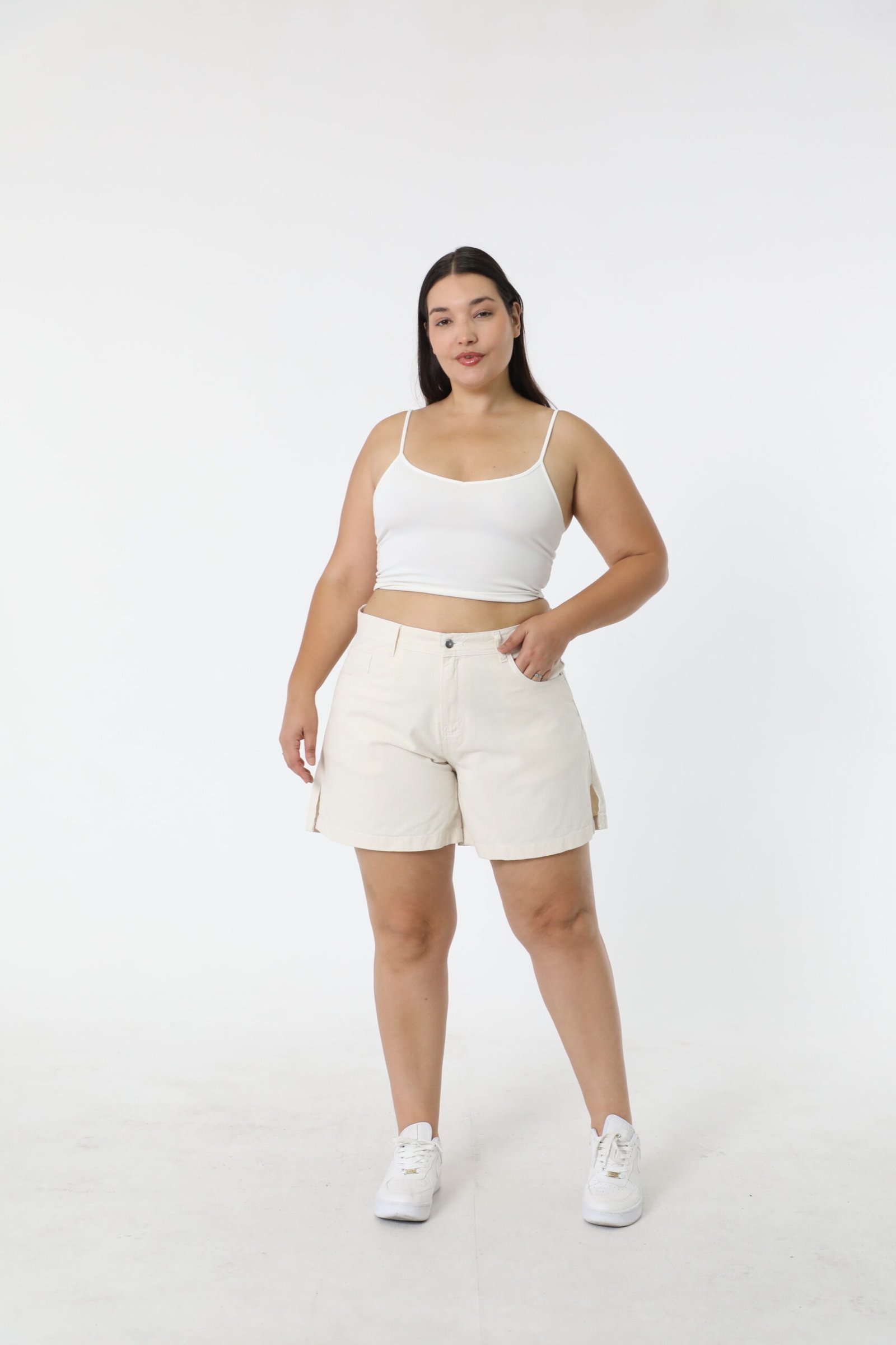 CASSIA  I  SHORT DE JEAN NATURAL CON ABERTURAS LATERALES TIRO ALTO TALLES 36 AL 42 SONNE