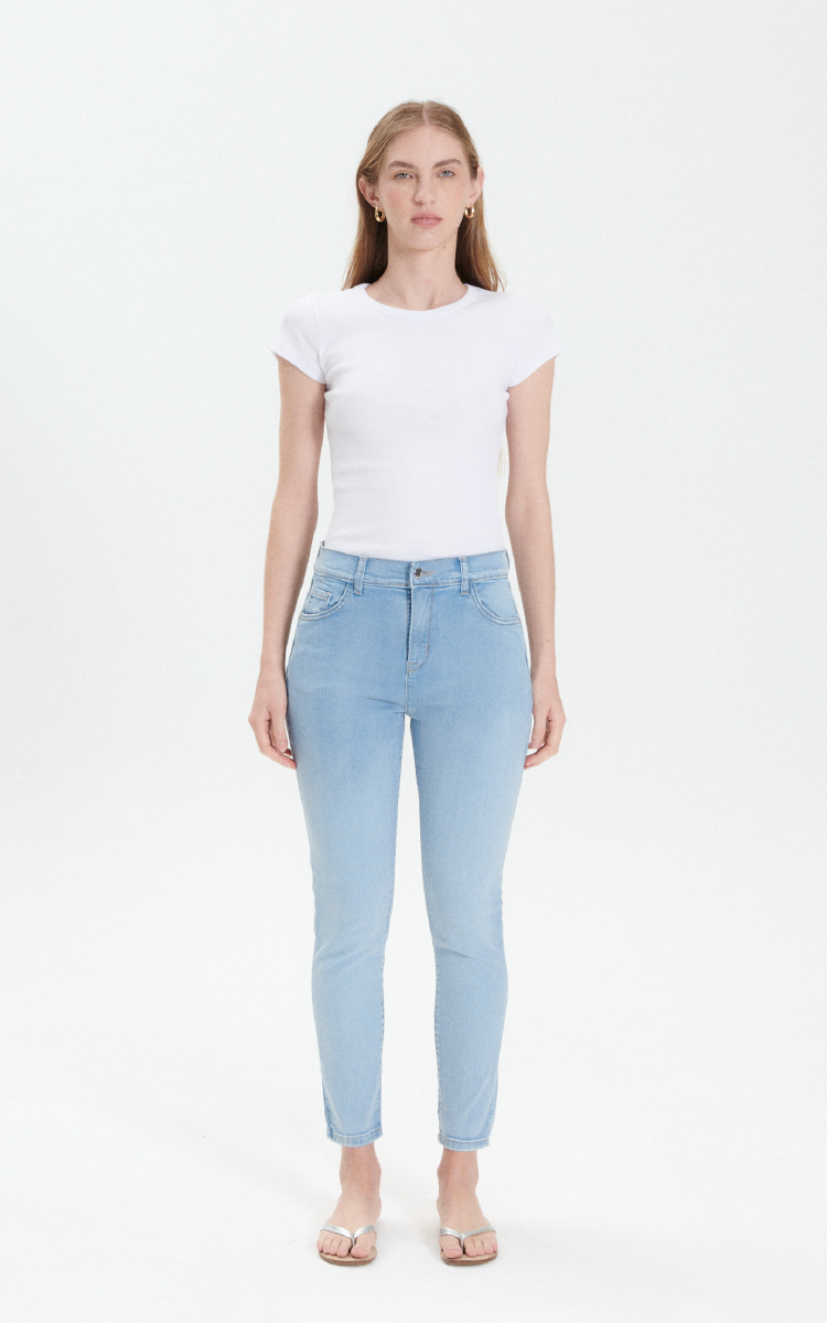 1839  I  JEAN SKINNY CELESTE ELASTIZADO TIRO ALTO TALLES 40 AL 44 INQUIETA