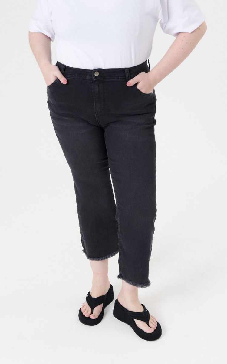 2317-JEAN PLUS SIZE CROP NEGRO ELASTIZADO DESFLECADO TIRO ALTO INQUIETA 44-54