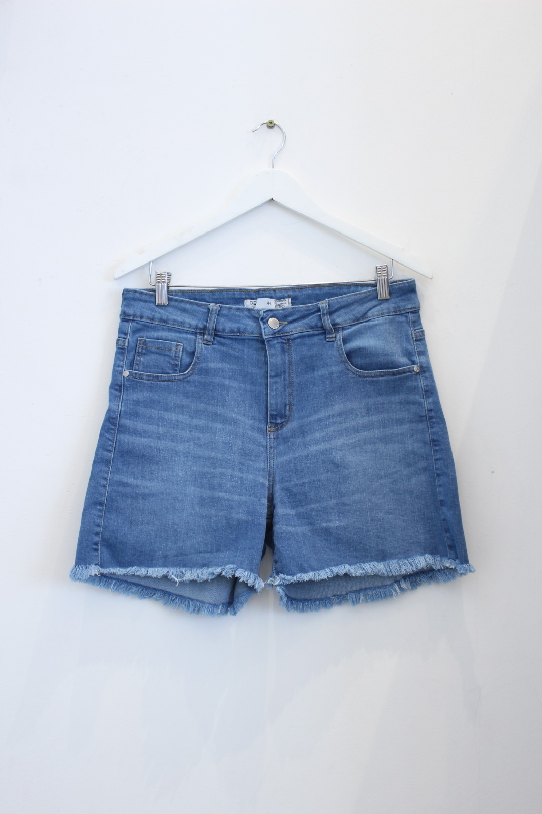 LOLA / SHORT AZUL ELASTIZADO CON BIGOTES DESFLECADO TIRO ALTO TALLES 40 AL 54 DEKA