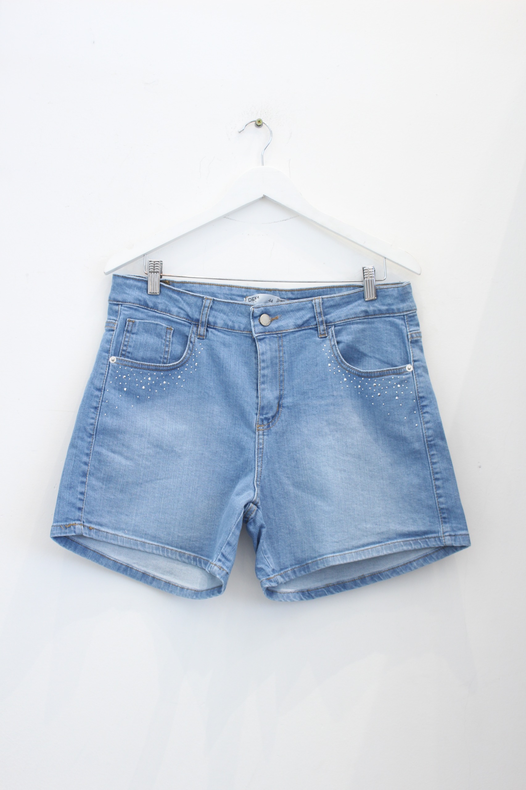 STRASS /  SHORT SEMI ELASTIZADO CON TERMOADHESIVOS Y DESGASTES EN BOLSILLOS TRASEROS TIRO ALTO TALLES 44 AL 54 DEKA