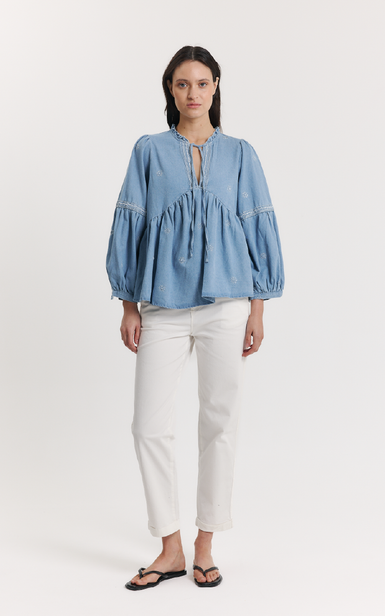 0022 / BLUSA DENIM LIVIANO CELESTE CORTE BAJO BORDADO FLORAL ESCOTE EN V CON LAZO TALLES S AL M INQUIETA