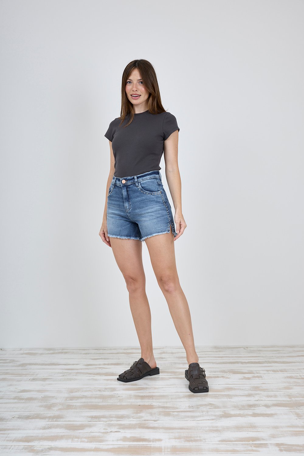 ART. M-581 | SHORT AZUL ELASTIZADO ABERTURA Y TACHAS LATERALES TIRO ALTO TALLES 46 AL 54 CENITHO JEANS