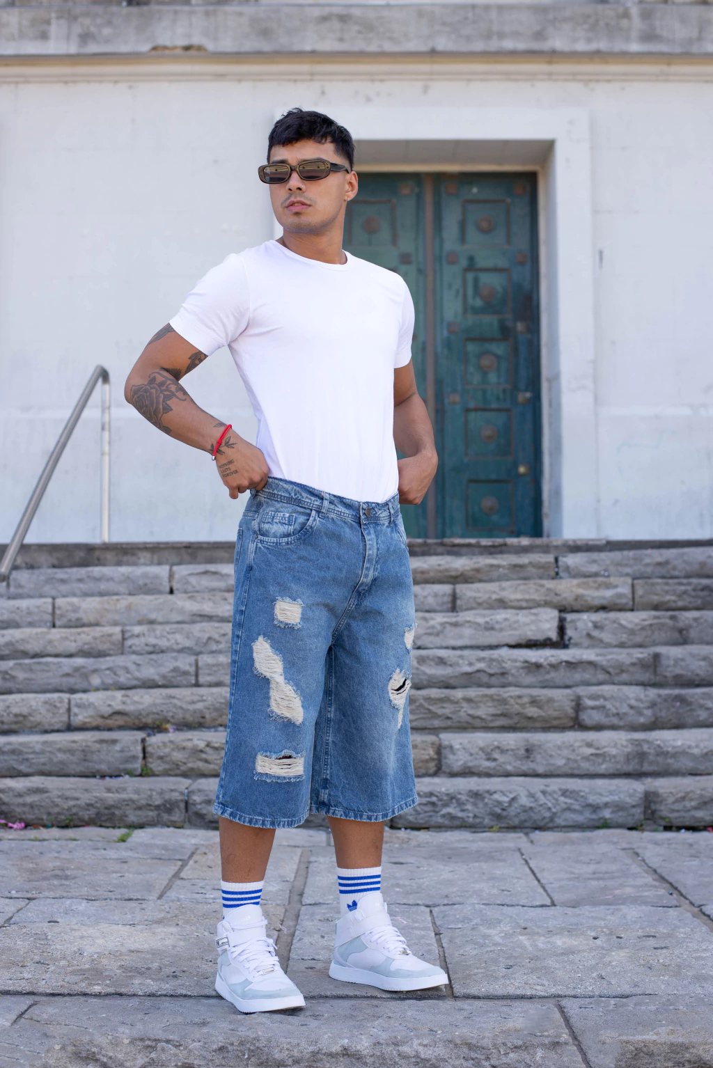 HAITI  I  BERMUDA BAGGY DE JEAN RIGIDO CELESTE CON EFECTO NUBE Y ROTURAS FRONTALES TALLES 38 AL 48 CRUZO