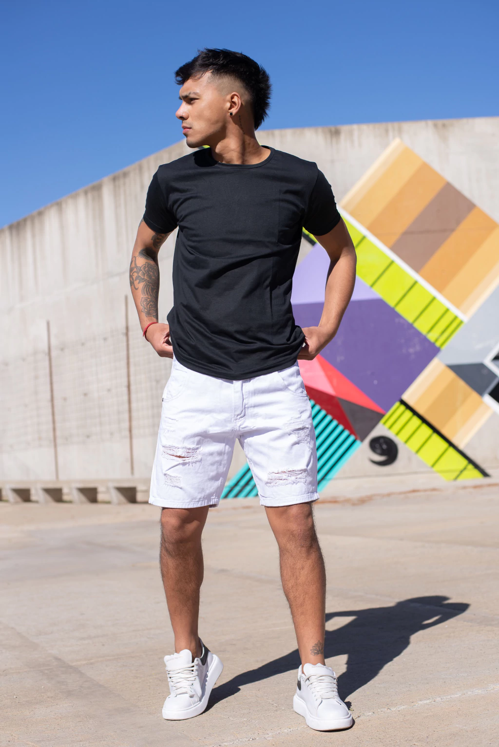 SNOW I BERMUDA DE JEAN MOM BLANCO RIGIDO CON ROTURAS TALLES 38 AL 48 CRUZO