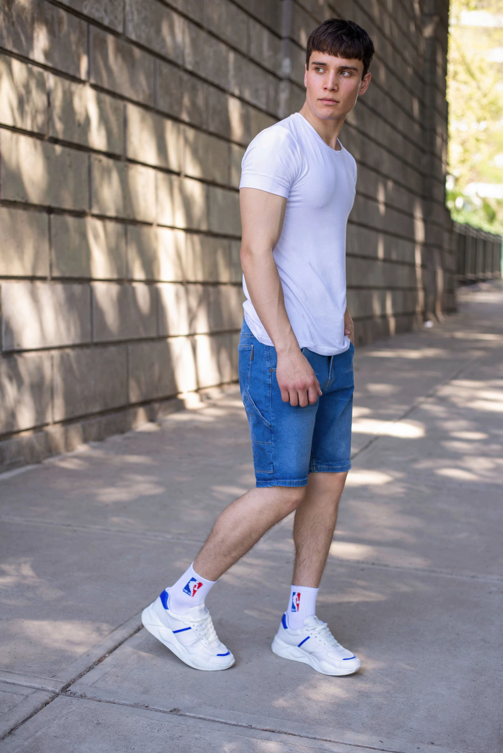 IBIZA  I  BERMUDA CARPINTERO DE JEAN ELASTIZADO AZUL LAVADO CON BIGOTES TALLE 38 AL 50 CRUZO