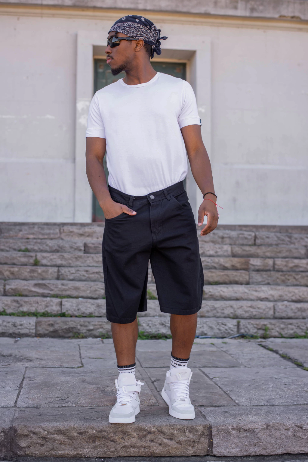 LISBOA  I  BERMUDA BAGGY NEGRO LAVADO DE JEAN RIGIDO TALLES 38 AL 48 CRUZO