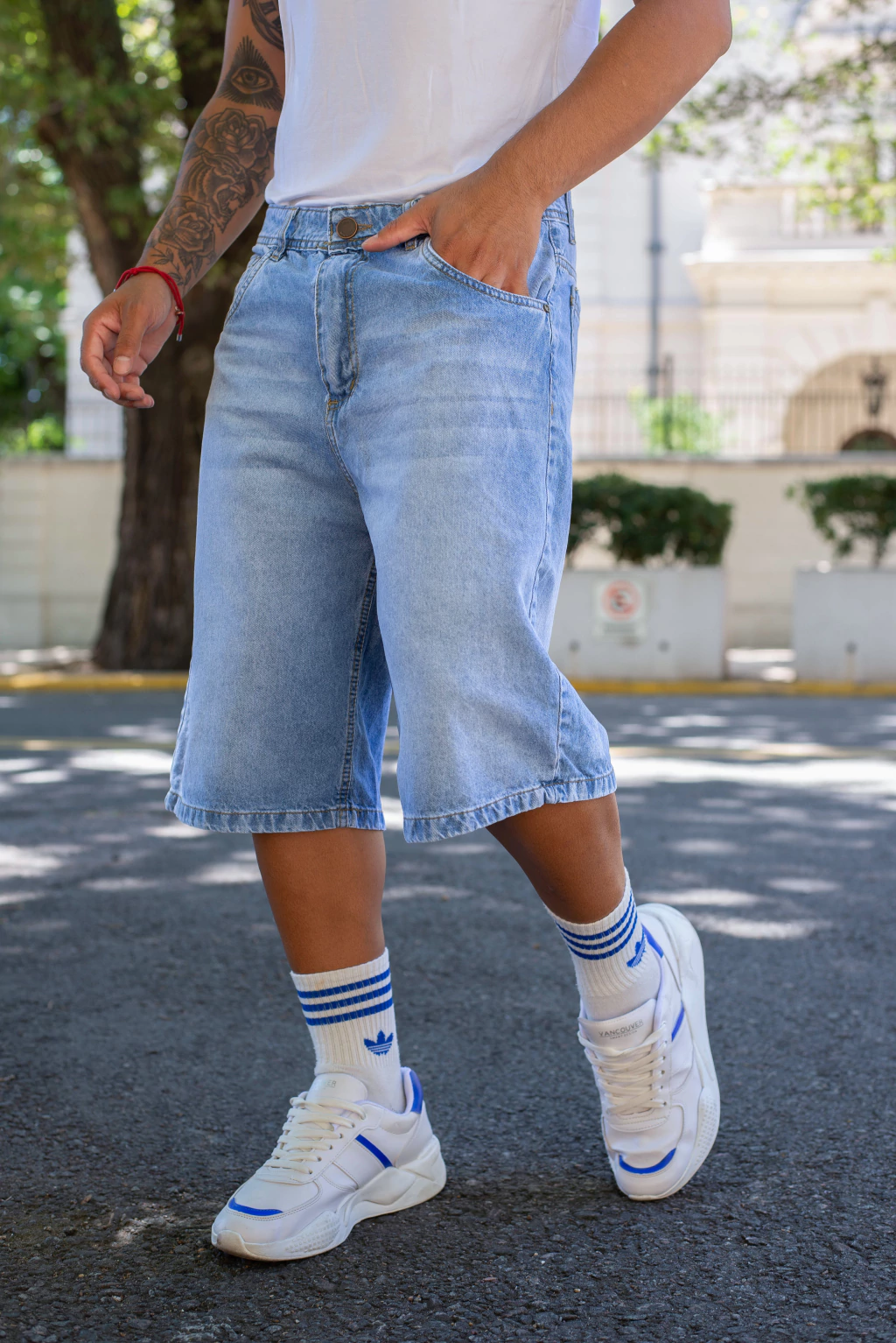 VIENA  I  BERMUDA BAGGY RIGIDO CELESTE CON BIGOTES TALLE 38 AL 48 CRUZO