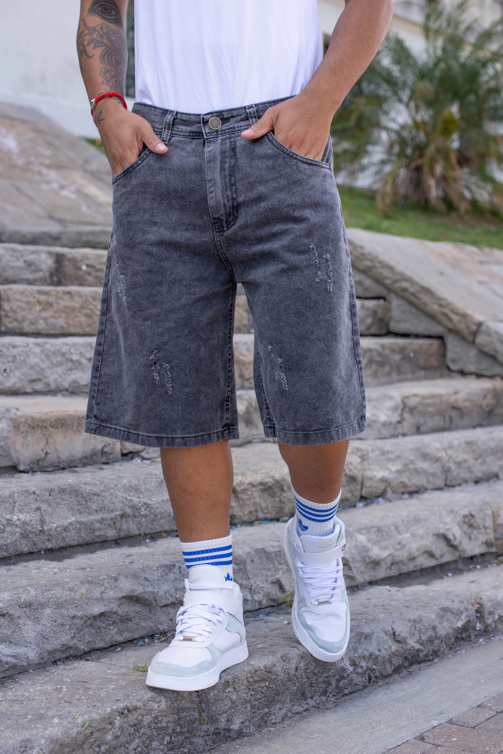 BRUSELAS  I BERMUDA BAGGY GRIS NEVADO DE JEAN RIGIDO CON PEQUEÑOS DESGASTES TALLES 38 AL 48 CRUZO