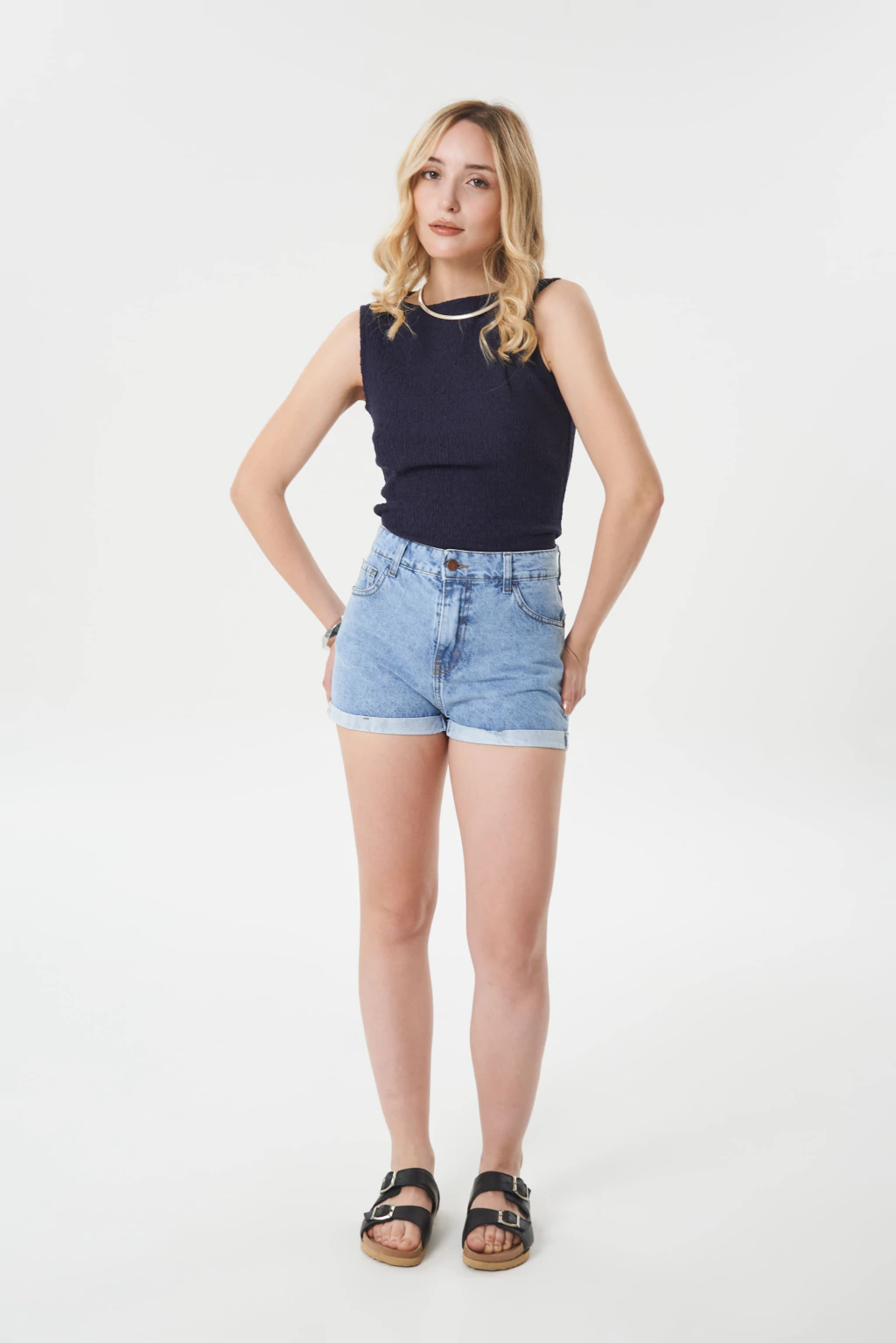 KALI- SHORT CELESTE NEVADO RIGIDO CON DOBLADILLO TIRO ALTO STRIVEN 36-46